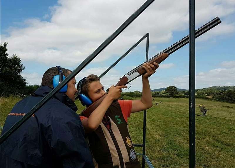 HOLIDAY CLUB & CLAY SHOOTING (11 YRS +)